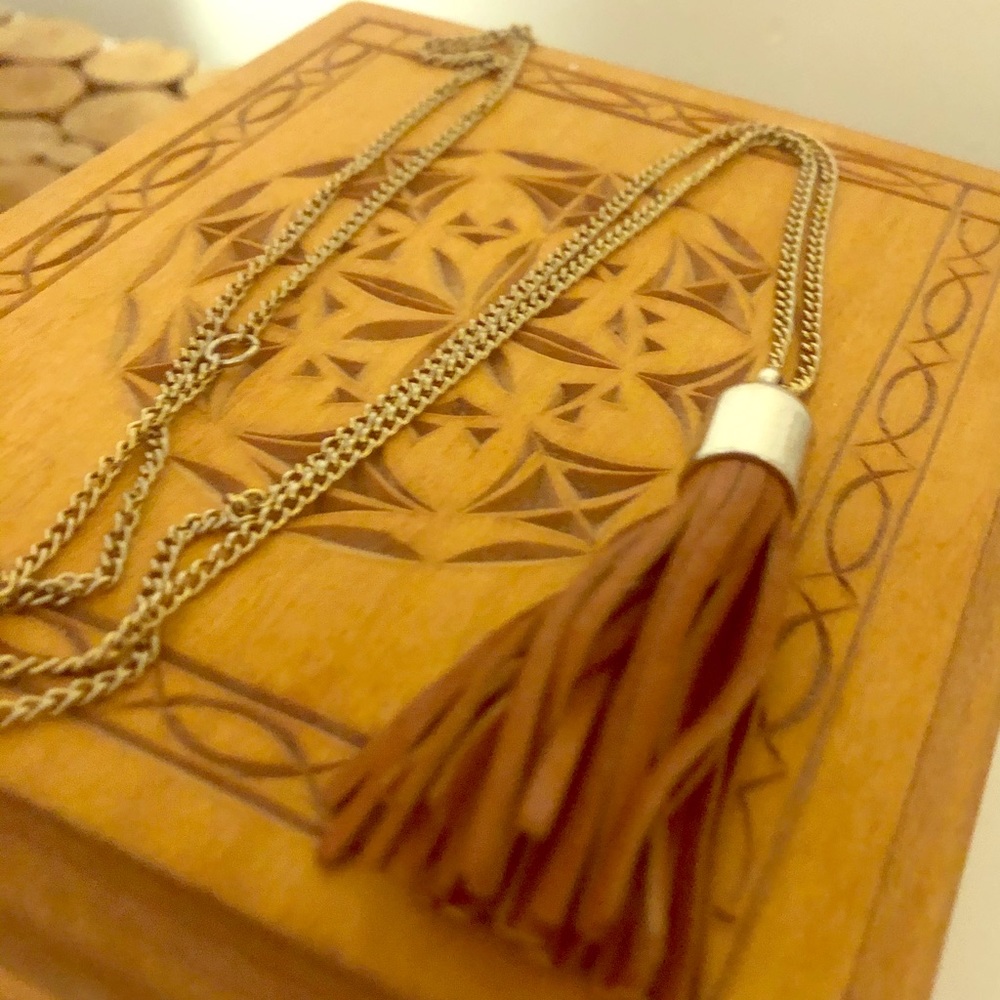 Leather pendant necklace